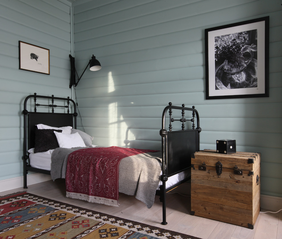 Свежая идея для дизайна: гостевая спальня (комната для гостей) в стиле фьюжн с синими стенами, светлым паркетным полом и бежевым полом - отличное фото интерьера
