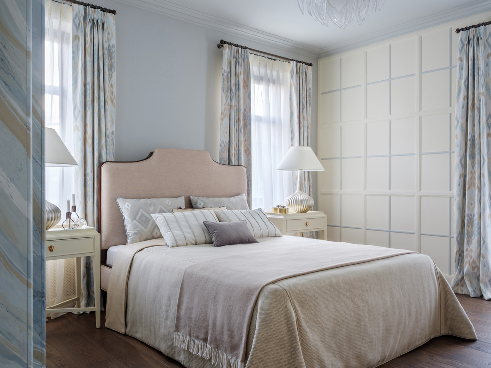 Стильный дизайн: хозяйская спальня в стиле неоклассика (современная классика) с белыми стенами, темным паркетным полом и коричневым полом - последний тренд