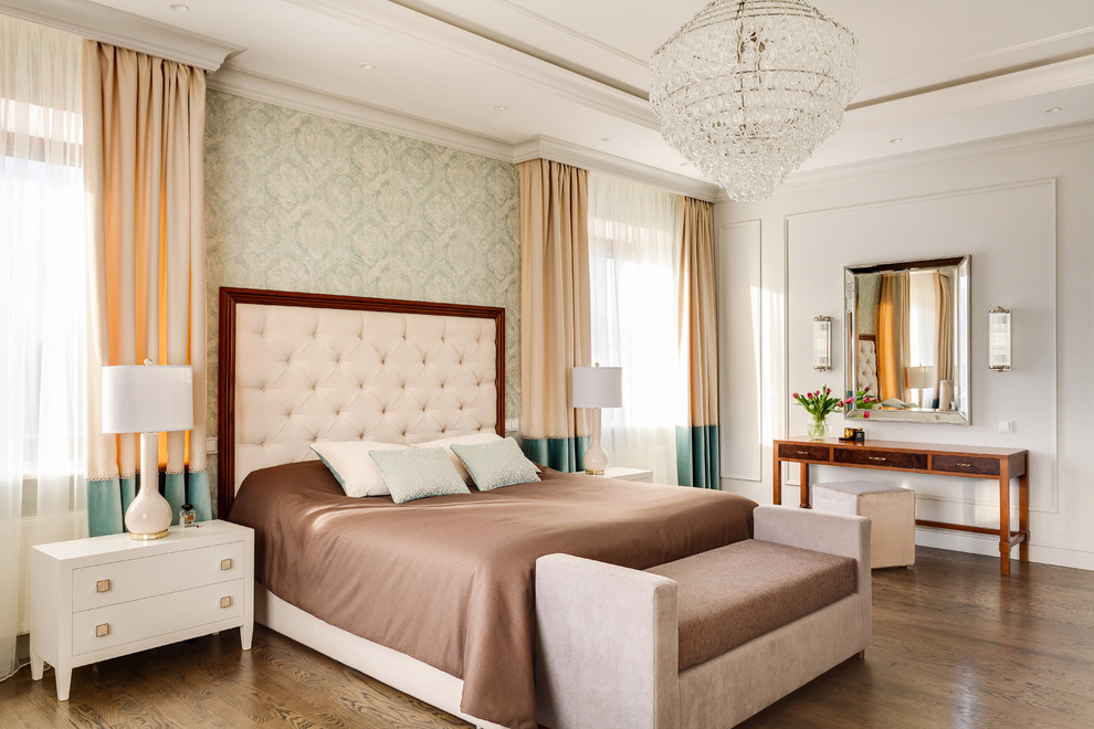 На фото: спальня среднего размера в стиле неоклассика (современная классика) с белыми стенами, паркетным полом среднего тона и коричневым полом
