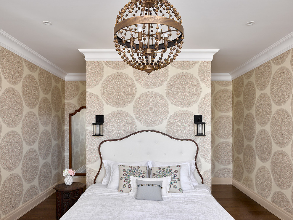 На фото: спальня в светлых тонах в современном стиле с бежевыми стенами с