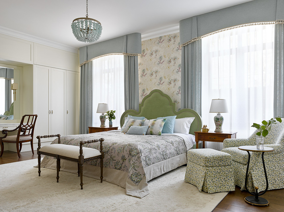 Diseño de dormitorio principal clásico renovado con suelo de madera en tonos medios, suelo marrón y paredes beige