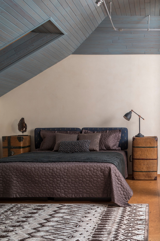 На фото: большая хозяйская спальня: освещение в современном стиле с пробковым полом, коричневым полом и бежевыми стенами
