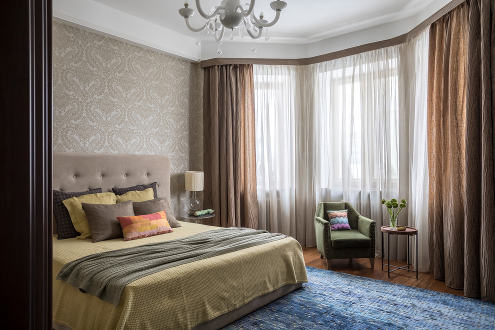 Стильный дизайн: большая гостевая спальня (комната для гостей) в стиле неоклассика (современная классика) с темным паркетным полом, коричневым полом и бежевыми стенами - последний тренд