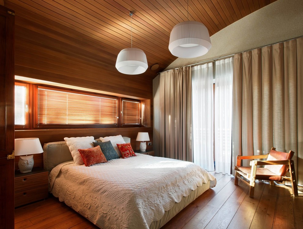 Rustikales Schlafzimmer mit braunem Holzboden in Moskau