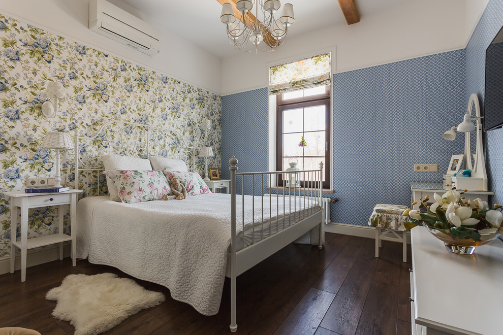 На фото: гостевая спальня среднего размера, (комната для гостей) в классическом стиле с разноцветными стенами, темным паркетным полом, коричневым полом, балками на потолке, обоями на стенах и кроватью в нише без камина
