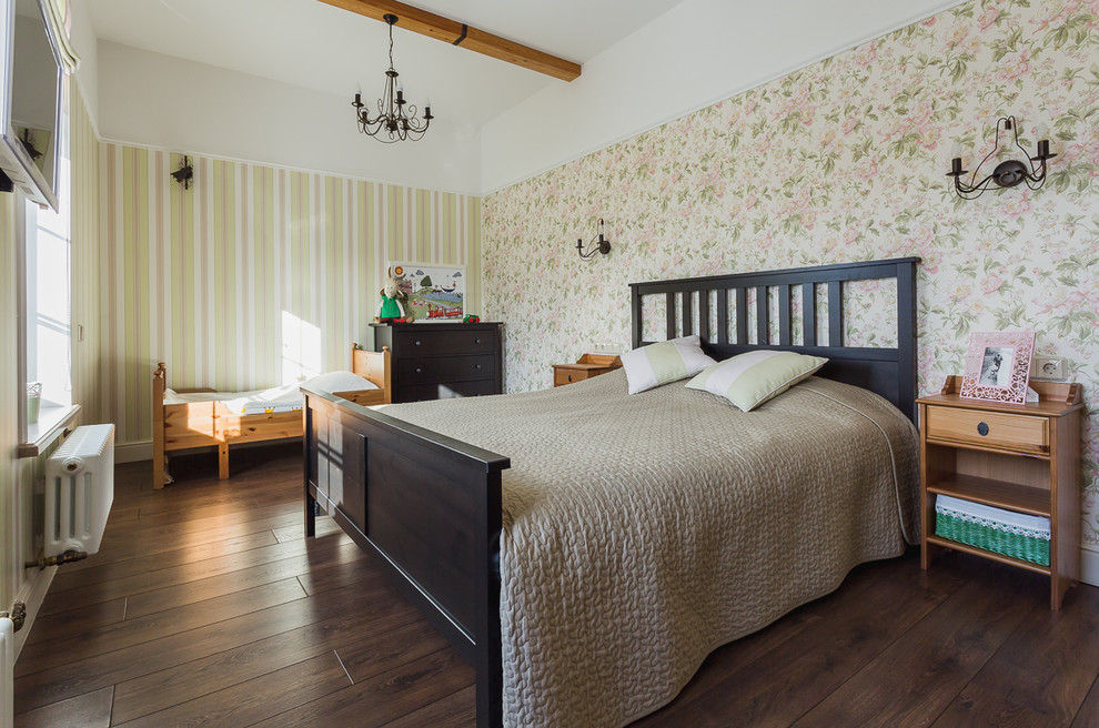 Ejemplo de dormitorio principal clásico de tamaño medio con paredes multicolor, suelo de madera oscura y suelo marrón