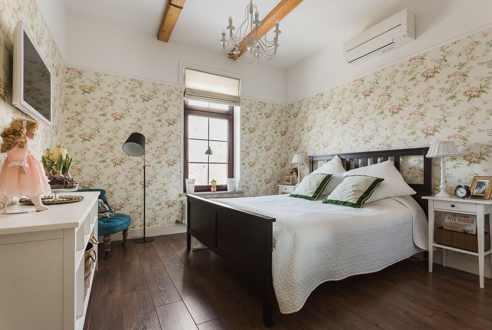Imagen de habitación de invitados tradicional de tamaño medio sin chimenea con suelo laminado, suelo marrón, paredes beige y vigas vistas