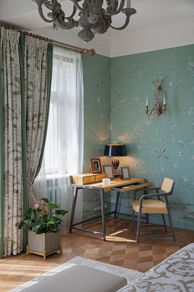 Großes Eklektisches Hauptschlafzimmer mit grüner Wandfarbe und braunem Holzboden in Moskau