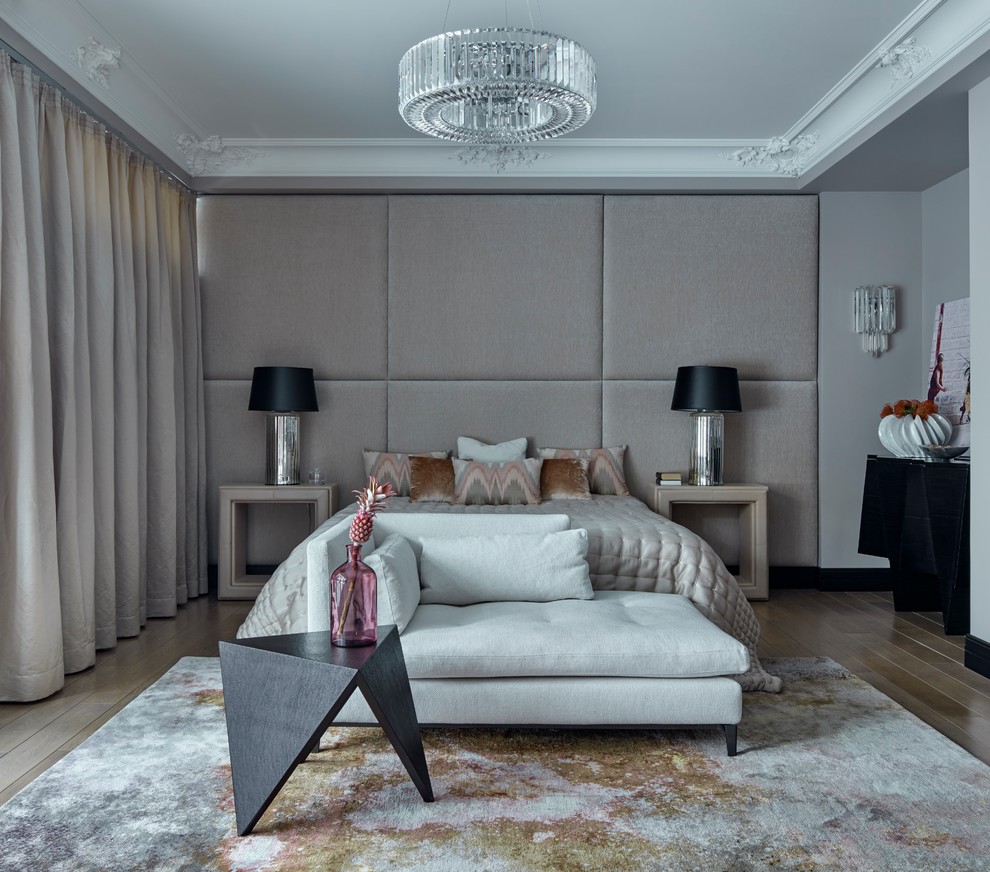 モスクワにあるコンテンポラリースタイルのおしゃれな主寝室 (グレーの壁、無垢フローリング、暖炉なし、茶色い床)
