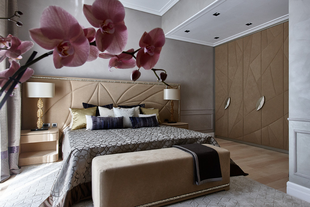Свежая идея для дизайна: хозяйская спальня в современном стиле с серыми стенами, светлым паркетным полом и бежевым полом - отличное фото интерьера