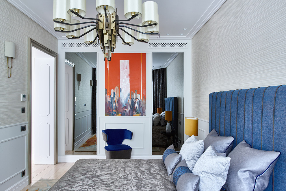 Modernes Schlafzimmer mit grauer Wandfarbe, hellem Holzboden und beigem Boden in Moskau