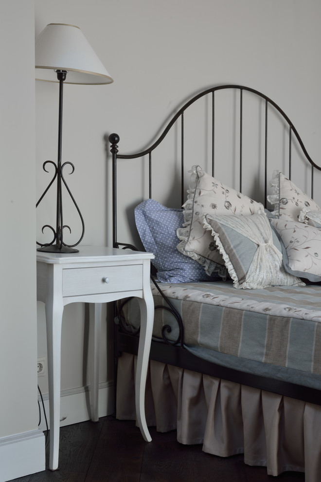 Источник вдохновения для домашнего уюта: спальня в средиземноморском стиле с серыми стенами
