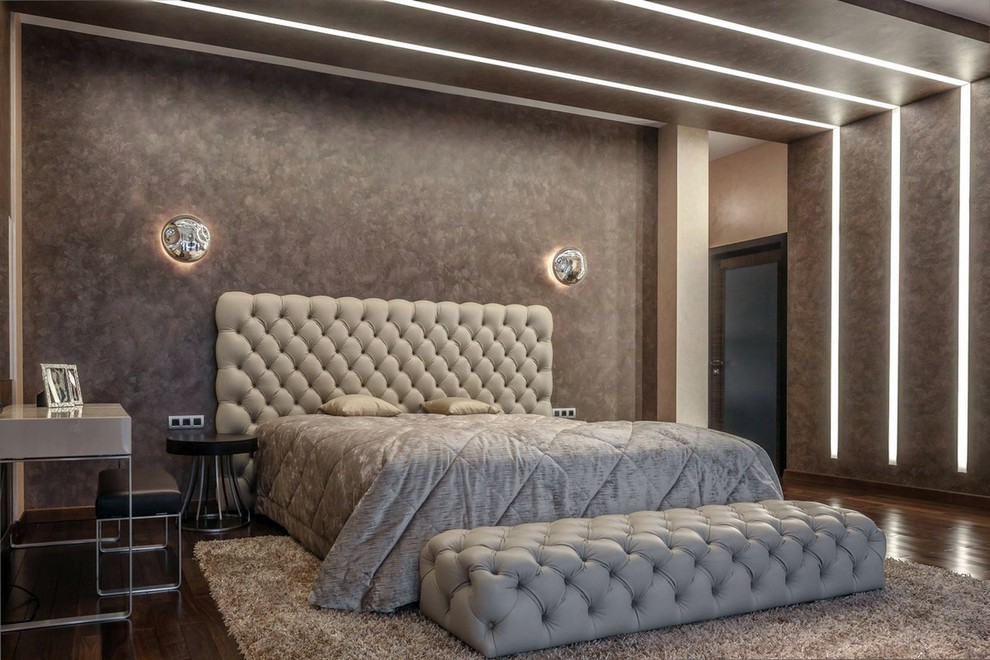 Стильный дизайн: хозяйская спальня среднего размера в стиле неоклассика (современная классика) с коричневыми стенами, темным паркетным полом и коричневым полом - последний тренд
