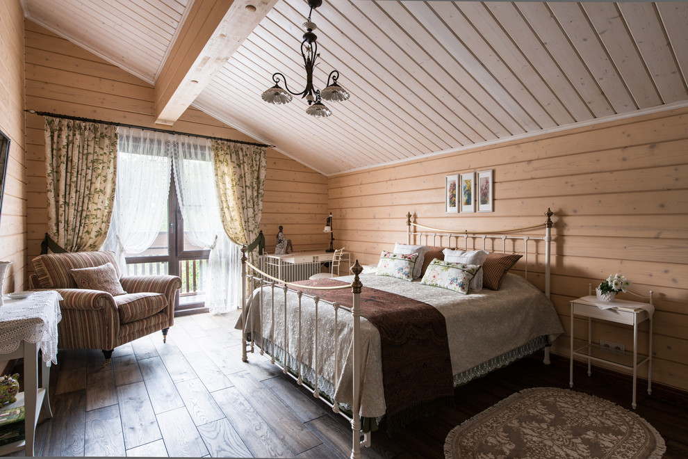 Inspiration för ett lantligt sovrum, med beige väggar, mörkt trägolv och brunt golv