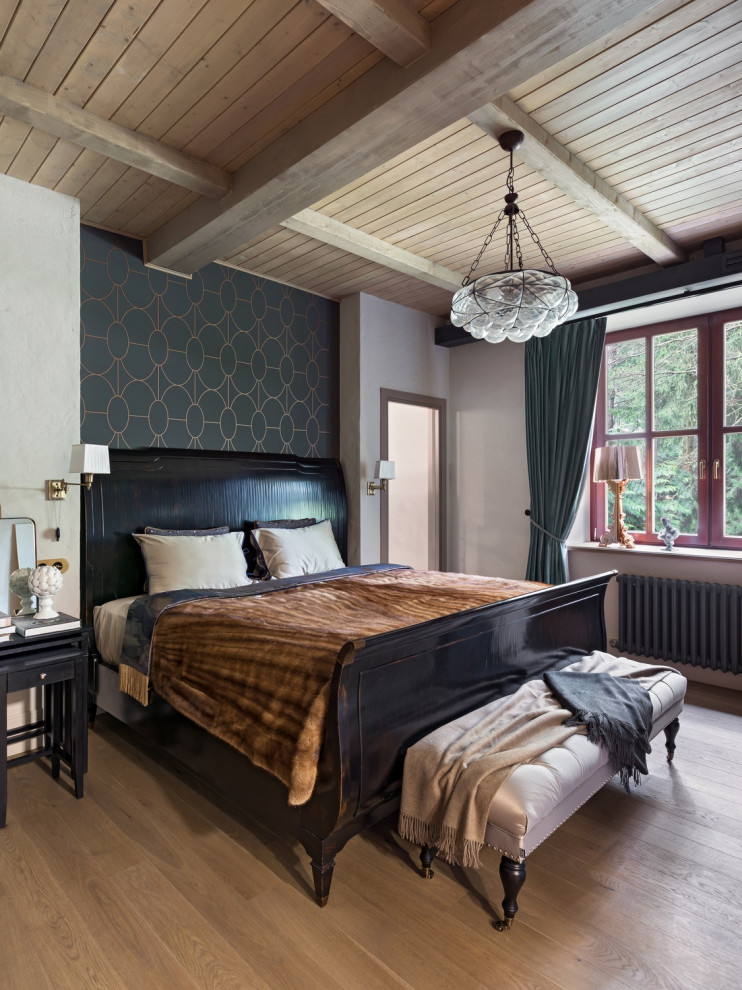 Источник вдохновения для домашнего уюта: хозяйская спальня в стиле рустика с разноцветными стенами, балками на потолке, деревянным потолком, обоями на стенах, светлым паркетным полом и кроватью в нише