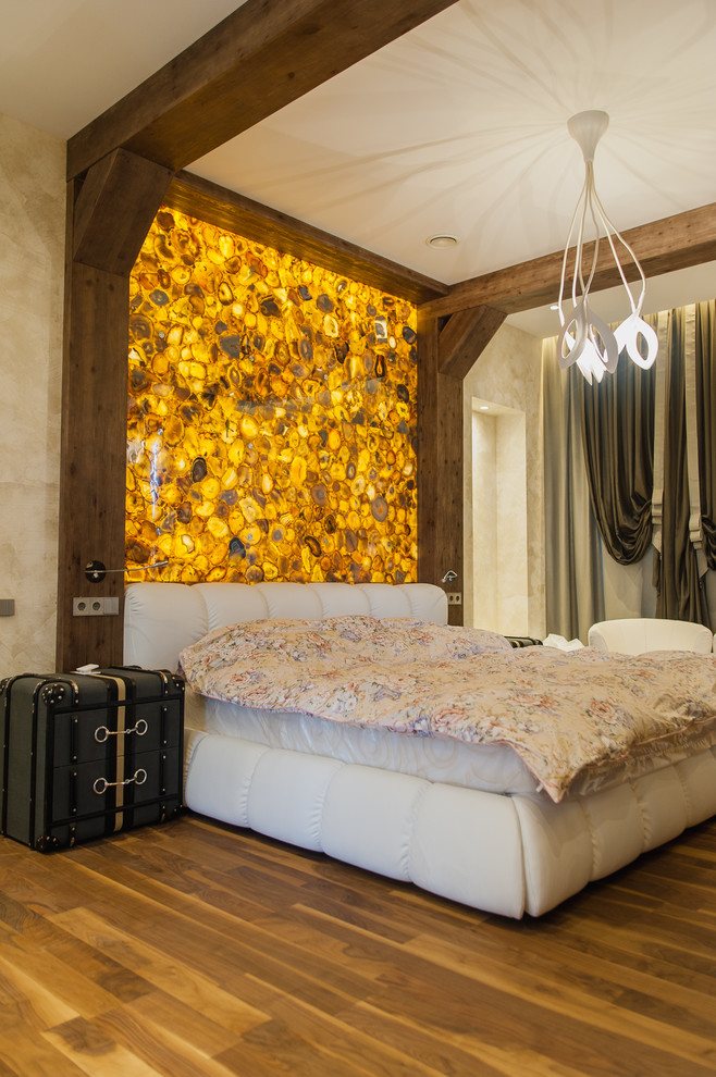 Свежая идея для дизайна: хозяйская спальня в современном стиле с разноцветными стенами, паркетным полом среднего тона и коричневым полом - отличное фото интерьера