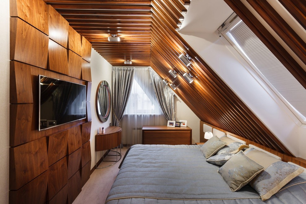 На фото: гостевая спальня (комната для гостей) на мансарде в современном стиле с
