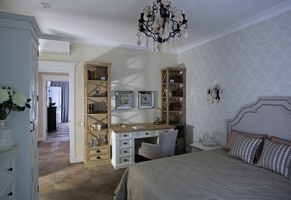 Imagen de dormitorio clásico de tamaño medio