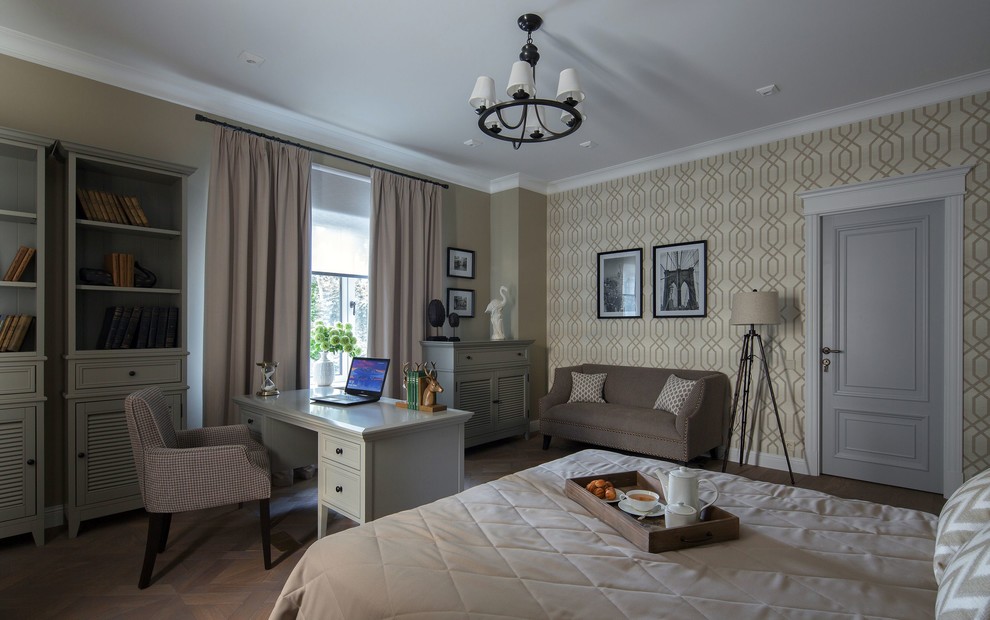 Ispirazione per una camera da letto classica di medie dimensioni con pareti beige