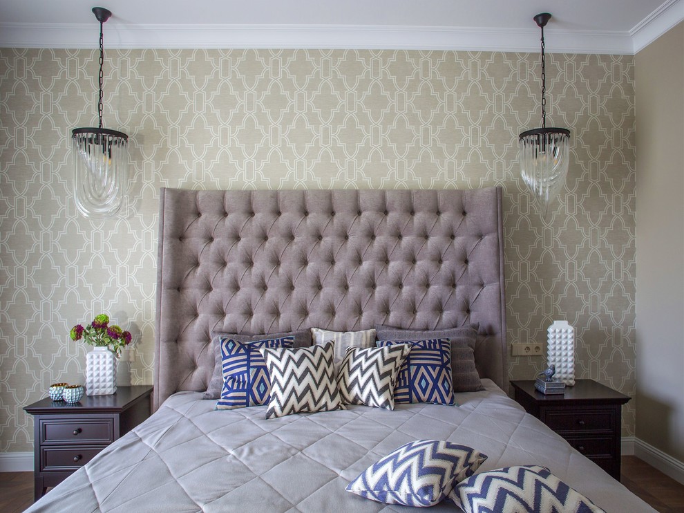 Ispirazione per una camera da letto chic di medie dimensioni con pareti beige