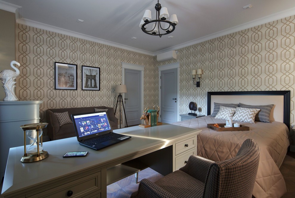 Свежая идея для дизайна: спальня среднего размера в классическом стиле с бежевыми стенами - отличное фото интерьера