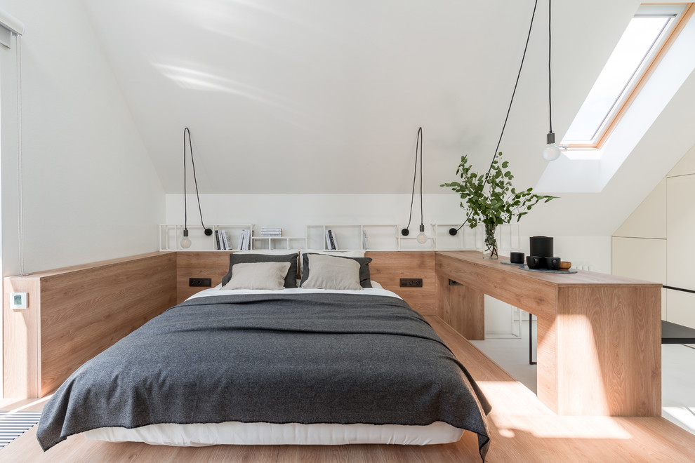 Пример оригинального дизайна: хозяйская спальня в современном стиле с белыми стенами и кроватью в нише
