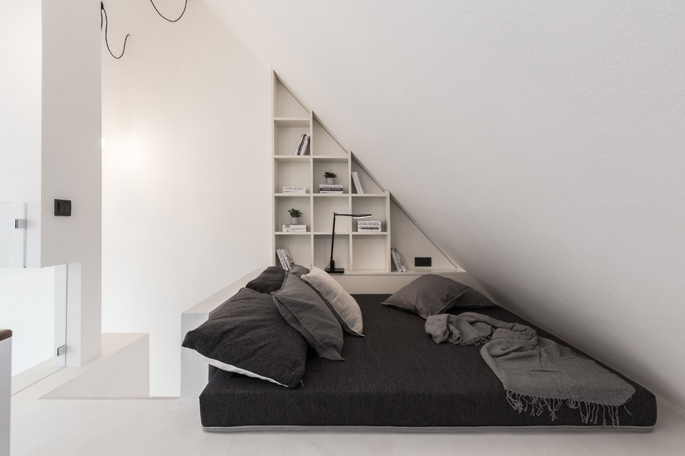 Immagine di una camera da letto stile loft minimal con pareti bianche e pavimento bianco