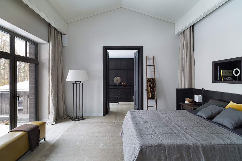 Idee per una camera da letto contemporanea con pareti bianche, parquet chiaro e pavimento beige