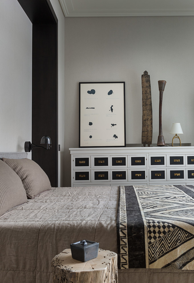Foto de dormitorio clásico renovado con paredes grises