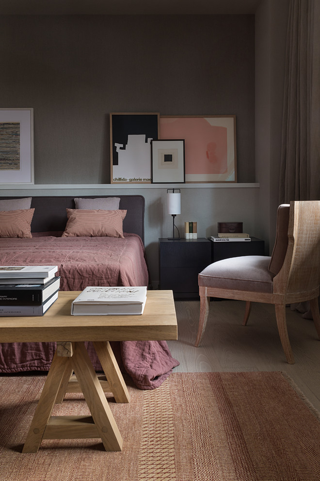 Стильный дизайн: спальня в современном стиле с серыми стенами и светлым паркетным полом - последний тренд