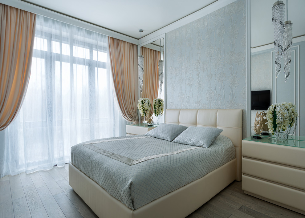 Пример оригинального дизайна: хозяйская спальня среднего размера в стиле неоклассика (современная классика) с серыми стенами