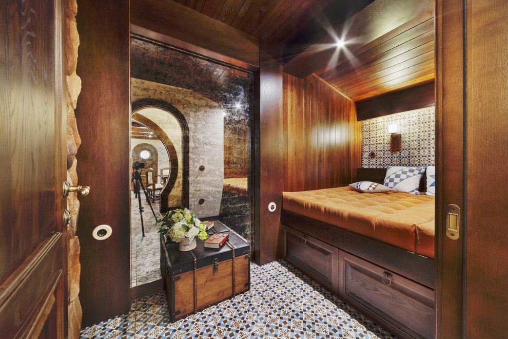 Стильный дизайн: гостевая спальня (комната для гостей) в стиле фьюжн с коричневыми стенами, полом из керамогранита и разноцветным полом - последний тренд
