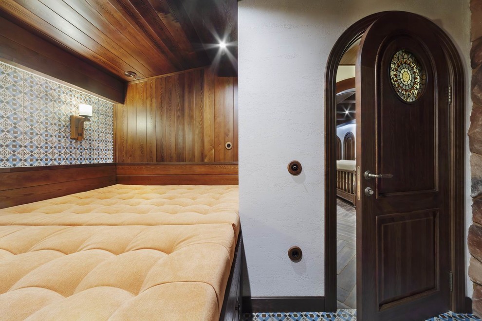 Пример оригинального дизайна: гостевая спальня (комната для гостей) в стиле фьюжн с коричневыми стенами, полом из керамогранита и разноцветным полом