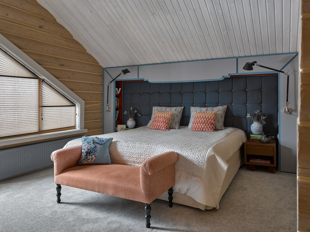他の地域にあるカントリー風のおしゃれな主寝室 (カーペット敷き、グレーの床、ベージュの壁、照明、勾配天井)
