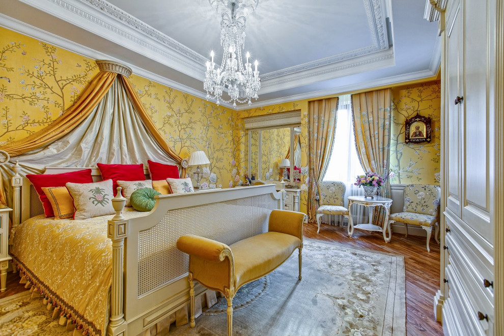 Идея дизайна: спальня в классическом стиле с желтыми стенами, паркетным полом среднего тона и коричневым полом