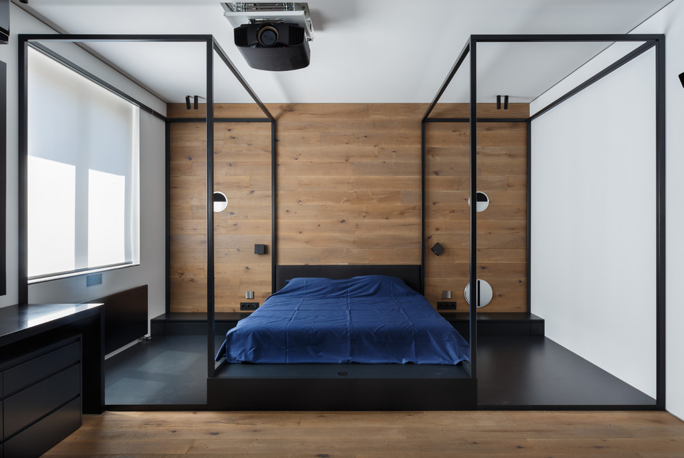 Свежая идея для дизайна: хозяйская спальня в современном стиле с бежевыми стенами и черным полом - отличное фото интерьера