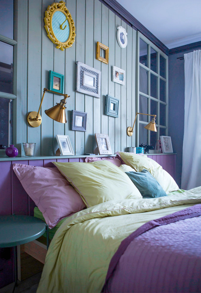 На фото: хозяйская спальня в стиле кантри с зелеными стенами