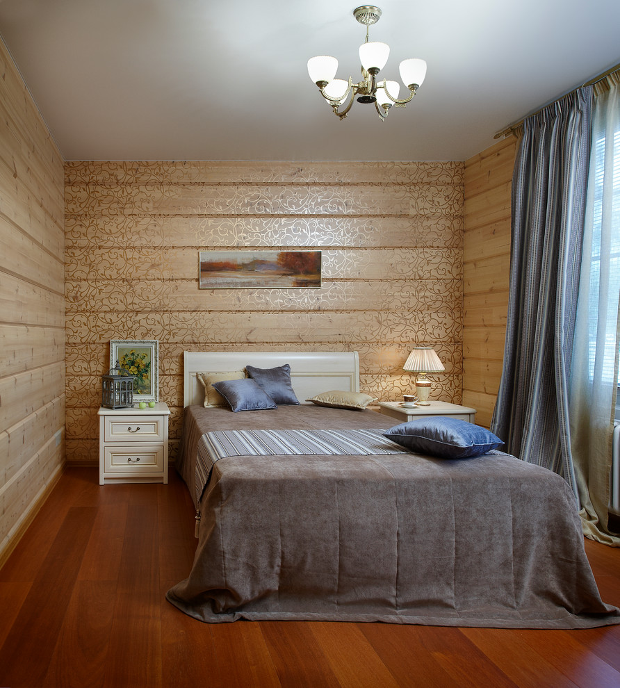 Immagine di una grande camera degli ospiti country con pavimento in legno massello medio e pareti beige