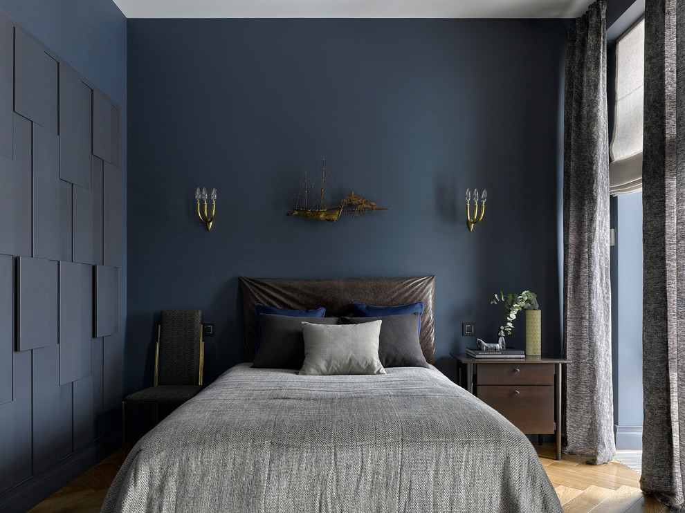 Источник вдохновения для домашнего уюта: хозяйская спальня в стиле неоклассика (современная классика) с синими стенами, светлым паркетным полом и бежевым полом