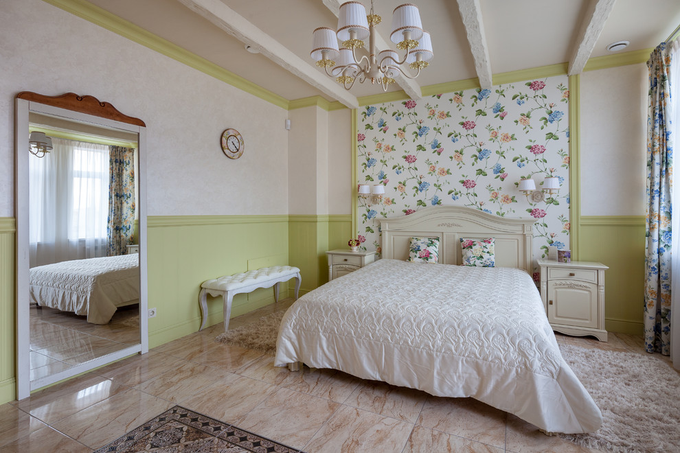 他の地域にあるエクレクティックスタイルのおしゃれな客用寝室 (ベージュの壁、磁器タイルの床) のレイアウト