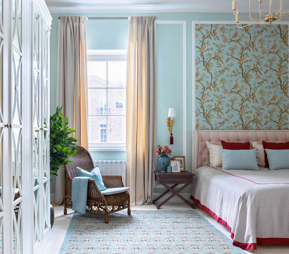Mittelgroßes Klassisches Schlafzimmer mit blauer Wandfarbe, grauem Boden und Tapetenwänden in Moskau