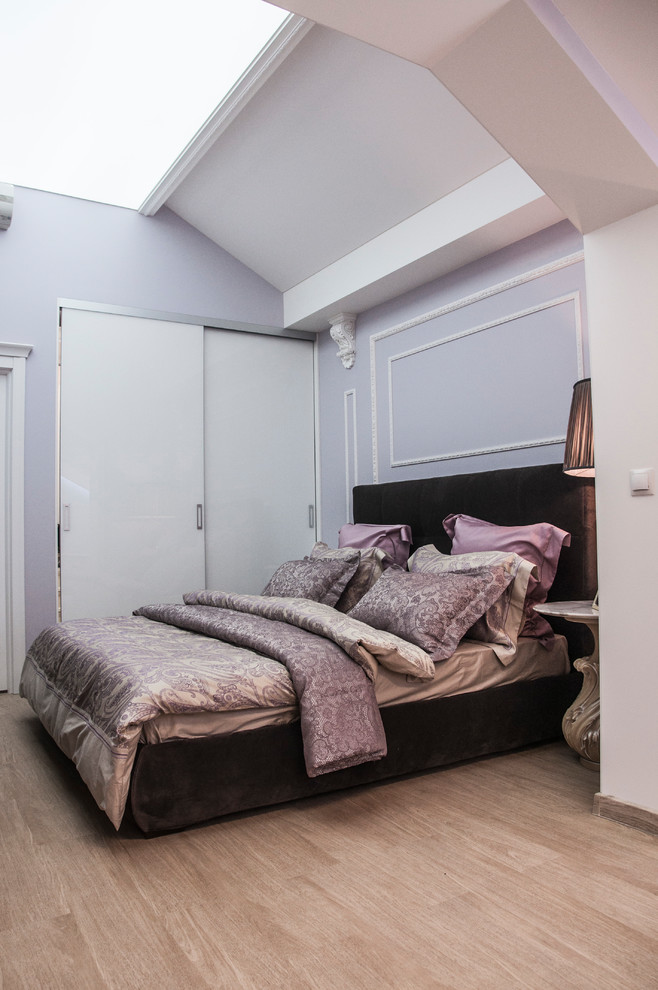 Источник вдохновения для домашнего уюта: хозяйская спальня среднего размера в стиле неоклассика (современная классика) с серыми стенами, полом из ламината и бежевым полом