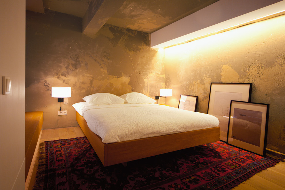 Пример оригинального дизайна: большая хозяйская спальня в стиле лофт с серыми стенами, деревянным полом и бежевым полом