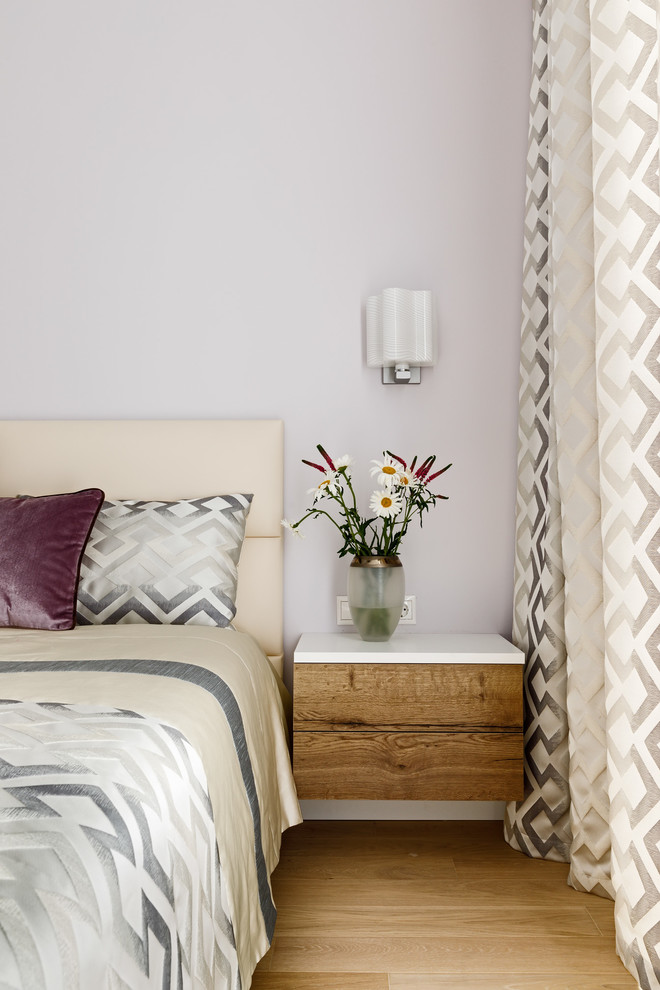 На фото: маленькая хозяйская спальня в современном стиле с серыми стенами, светлым паркетным полом и бежевым полом для на участке и в саду с