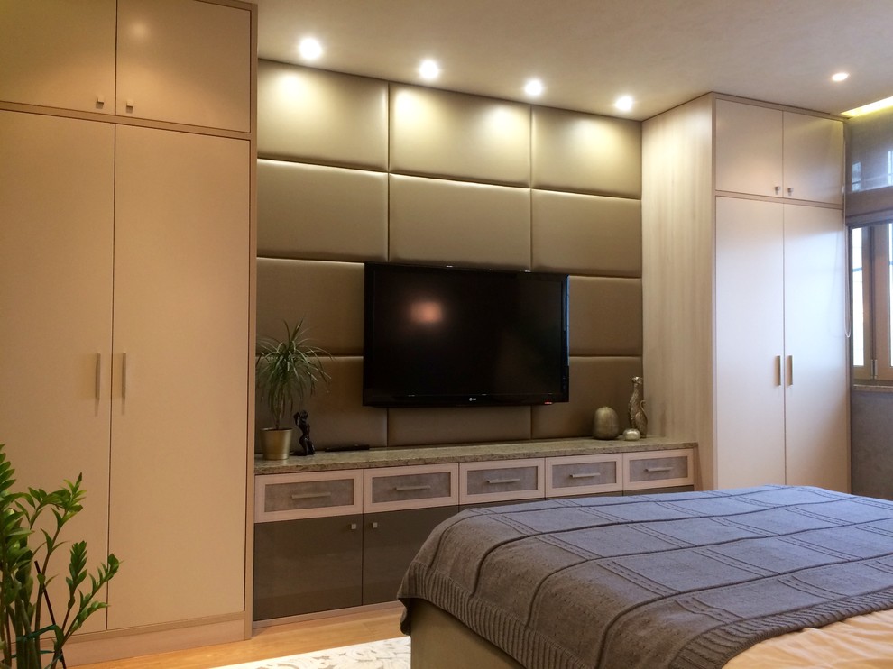 Стильный дизайн: хозяйская спальня среднего размера в современном стиле с серыми стенами, паркетным полом среднего тона и бежевым полом - последний тренд
