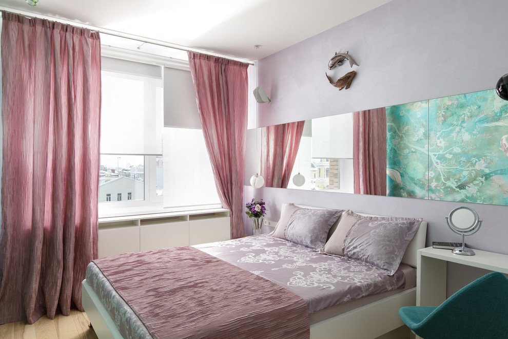 Идея дизайна: хозяйская спальня в современном стиле с разноцветными стенами, светлым паркетным полом и бежевым полом
