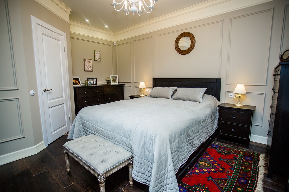 Пример оригинального дизайна: спальня в классическом стиле с серыми стенами и темным паркетным полом
