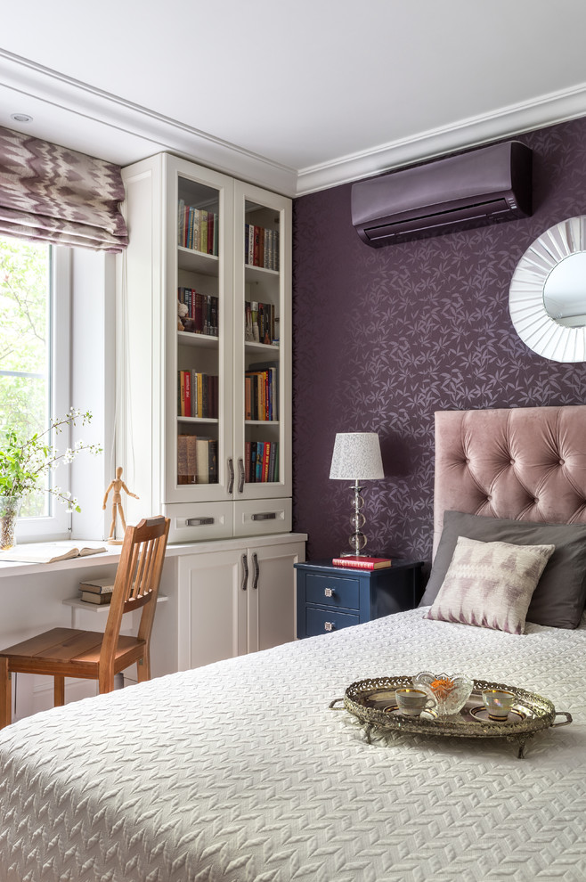Klassisches Hauptschlafzimmer mit lila Wandfarbe in Moskau