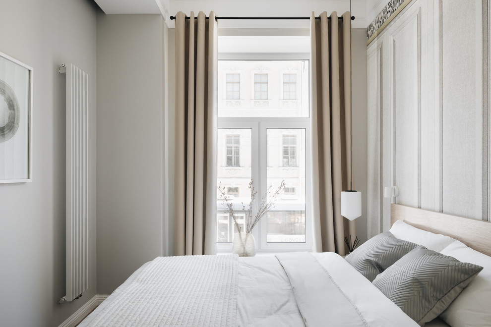 Источник вдохновения для домашнего уюта: хозяйская спальня в стиле неоклассика (современная классика) с серыми стенами