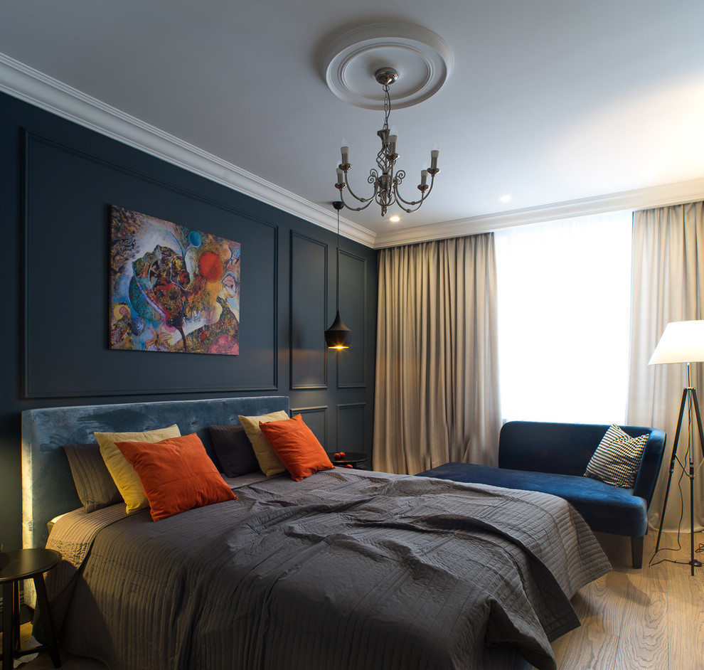 サンクトペテルブルクにあるトラディショナルスタイルのおしゃれな主寝室 (淡色無垢フローリング、黒い壁)